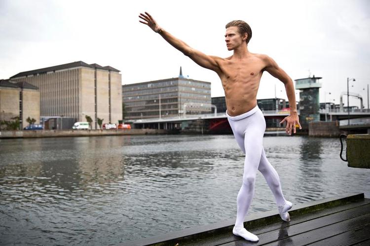 Ballet. Danseren Marcin Kupinski kan ses som Døden på Det Kgl. Teater. 