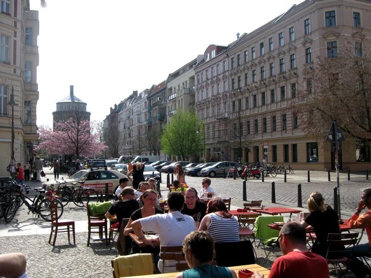 CHARME. I Prenzlauer Berg ved vandtårnet for enden af Rykestrasse findes mange cafeer og restauranter. Læserfoto: Bo Morell 