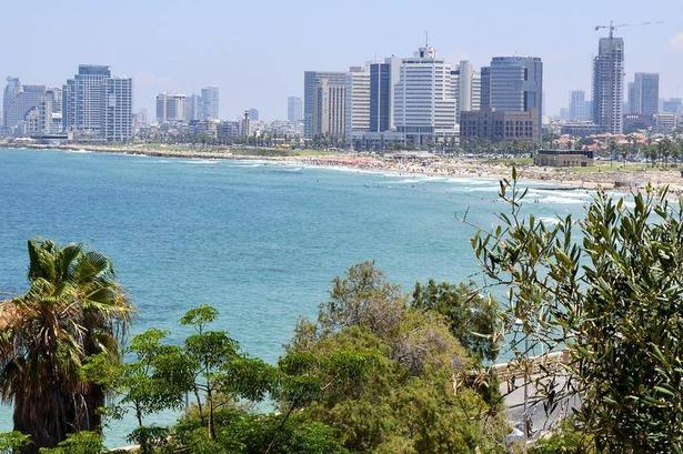 Overblik. Fra Jaffa kan man se op ad stort set hele Tel Avivs kyststrækning og dermed byens mange forskellige strande. 