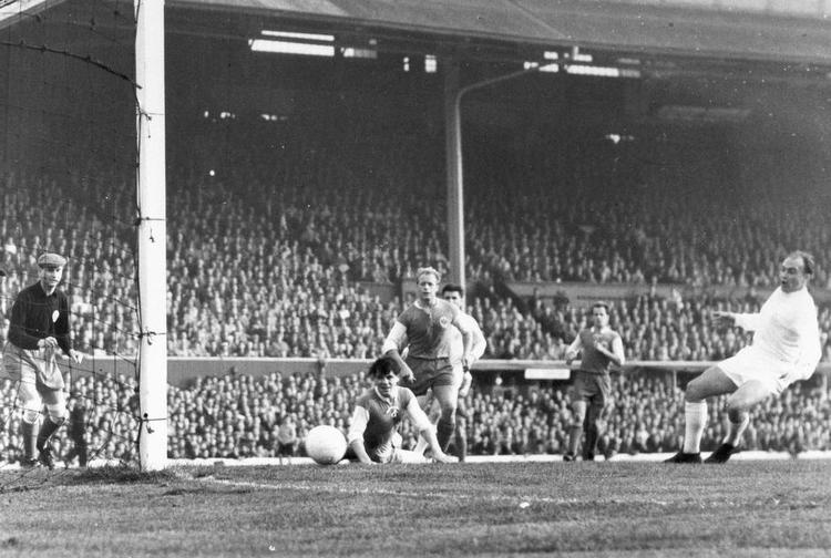 LEGENDE. Alfredo Di Stéfano(til højre) var den helt afgørendespiller, da Real Madrid vandt defem første udgaver af Europa Cup for Mesterhold 1956-60 – her scorer han sit første mål i7-3-sejren over Frankfurt i 1960-finalen foran 127.621 tilskuerepå Hampden Park i Glasgow. Senere scorede Di Stéfanoto gange mere, mens FerencPuskas lavede de øvrige 4 mål. 
