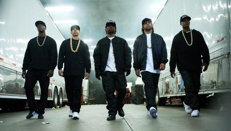 Guldrandet. Musikbranchen, konfrontationer med politiet og venskabet mellem medlemmerne af NWA er i fokus i 'Straight Outta Compton'. Den succesfulde biopic fortæller kronologisk om rapgruppens vej fra californisk forstadsslum til toppen af hitlisterne. 