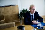 Omstridt. Forsvarsministeren er endnu engang kommet i vælten, efter regionsrådsmedlemmer såede tvivl om, om han har brugt en offentligt ansat til sin valgkamp. Her til aften vurderer Region Syddanmarks forretningsudvalg, at der er indicier for det. 
