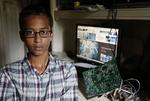 Viralt. 14-årige Ahmed Mohamed er blevet et internetfænomen, efter han blev lagt i håndjern og mistænkt for terrorplaner på grund af et ur, han selv havde bygget. 