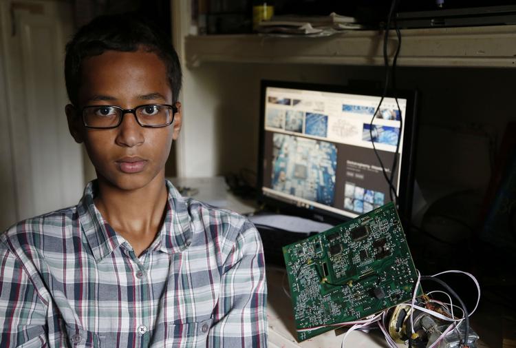 Viralt. 14-årige Ahmed Mohamed er blevet et internetfænomen, efter han blev lagt i håndjern og mistænkt for terrorplaner på grund af et ur, han selv havde bygget. 