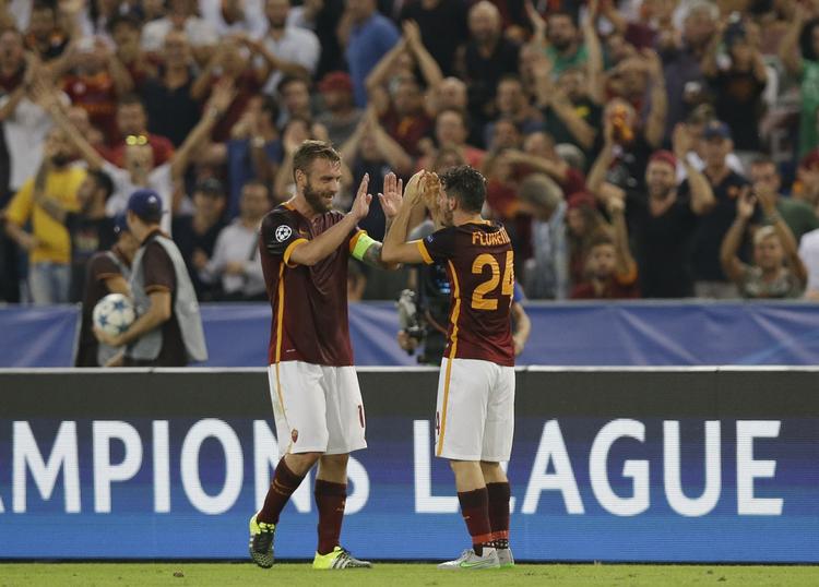 kasse. Alessandro Florenzi (th.) bliver lykønsket med sit spektakulære mål af Roma-kaptajnen Daniele de Rossi. 