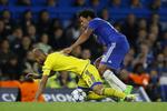 ovenpå. Chelseas Loic Remy har taget på Gal Alberman fra Tel Aviv, og det  var billedet i det meste af kampen. 