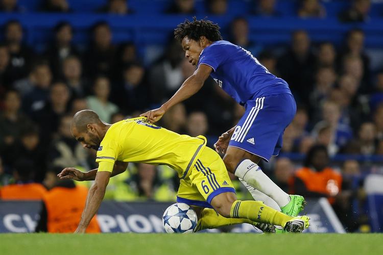 ovenpå. Chelseas Loic Remy har taget på Gal Alberman fra Tel Aviv, og det  var billedet i det meste af kampen. 