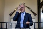 Modvind. Forvsarsminister Carl Holst (V)er en presset mand i disse dage. 