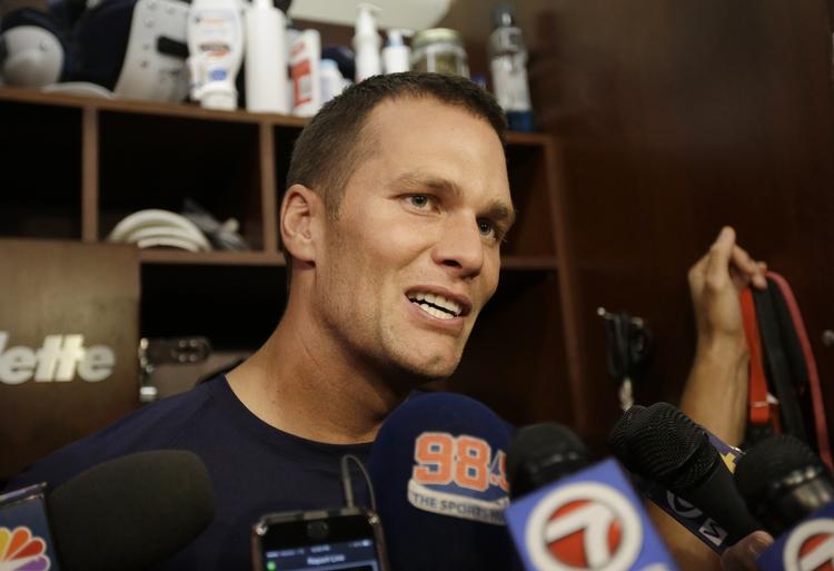 Quarterback.Forleden vakte det opsigt, da det kunne ses, at Tom Brady  havde en Donald Trump-kasket i sit skab i omklædningsrummet. Kasketten har dog ikke fået sneget sig med på dette billede fra dagen før årets første kamp. 