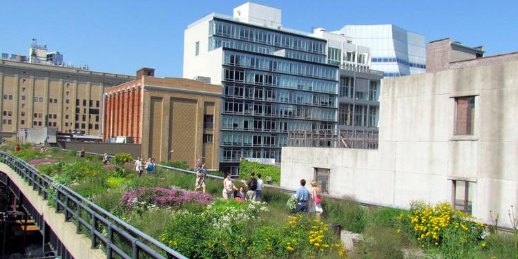 Succes. The High Line i New York (øv.) er åbnet i tre etaper med sidste del, der var færdig sidste år. Den er et eksempel på en klar tendens: nyt liv til gamle industrianlæg. 