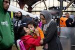 tro. Flygtninge på Københavns Hovedbanegård. Flygtningespørgsmålet deler præster og kirkegængere. 