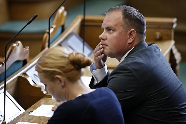 Afvisning. Dansk Folkeparti bakker ikke op om regeringens plan om at tage 1.000 flygtninge frivilligt. 