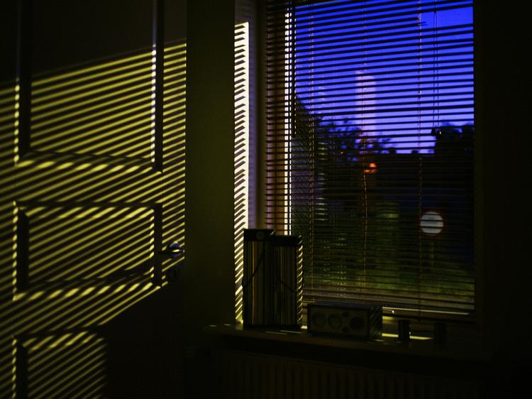 Hjemligt. Det uhyggelige i domestic noir foregår ofte inden for hjemmets fire vægge. Ikke ret meget er, hvad det giver sig ud for. 