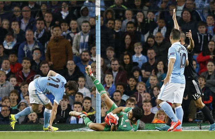 1-2. Juventus med den stærke målmand Buffon slog Manchester City i tirsdags. Samme aften tabte Manchester United også i Champions League, mens Arsenal onsdag fik stryg i Kroatien. Chelsea var ene om at sejre, blandet de fire engelske CL-deltagere. 