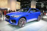 PRAKTISK. Jaguars chefdesigner Ian Callum har tidligere forsvoret, at han ville tegne en højbenet suv. Nu står den der. Jaguar F-Pace er højbenet, men ikke et egentligt terrænkøretøj. Der er plads til fem personer og 650 liter bagage. Den kommer til Danmark næste år, og vi gætter på en pris fra 850.000 kroner. 