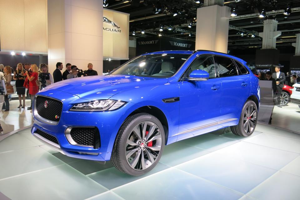 PRAKTISK. Jaguars chefdesigner Ian Callum har tidligere forsvoret, at han ville tegne en højbenet suv. Nu står den der. Jaguar F-Pace er højbenet, men ikke et egentligt terrænkøretøj. Der er plads til fem personer og 650 liter bagage. Den kommer til Danmark næste år, og vi gætter på en pris fra 850.000 kroner. 
