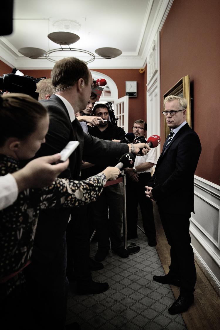 presset. Carl Holst ændrede i dag forklaring i sagen om hans personlige assistent. 