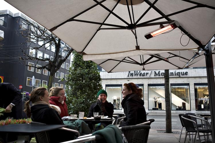 Stop. Det er hverken godt for klimaet eller vores fornemmelse for de forskellige sæsoner, når vi luner os under en blussende varmelampe midt om vinteren. 
