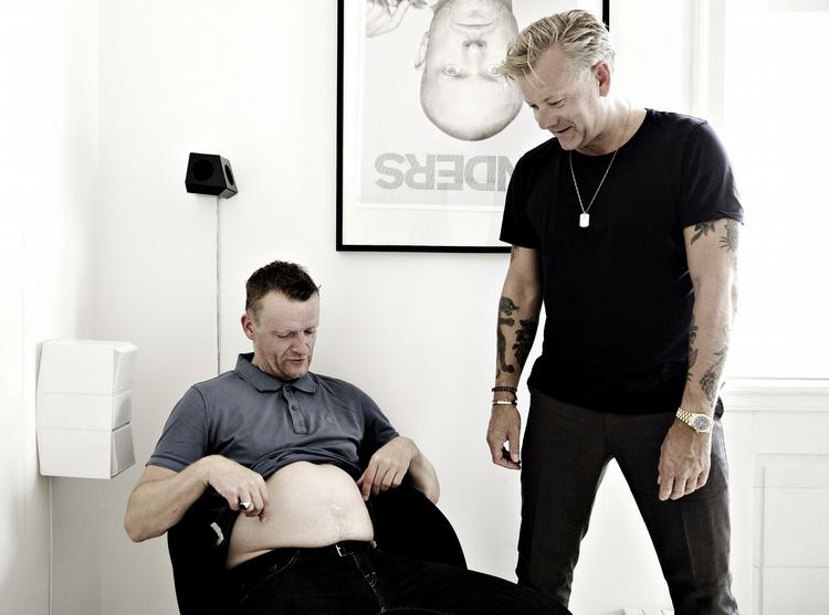 Håndværkere. Frank Hvam og Casper Christensen føler sig ikke som kunsntere. Og de er ikke ret intellektuelle. Hverken som film- og tv-karaktererne Frank og Casper eller privat. 