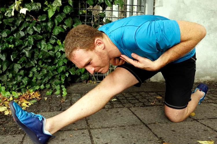 AKTIVITET. Lav små vug med hænderne på brystet, i stede for at sætte hænderne i jorden. Det gør dig mere smidig end traditionelt stræk. 
