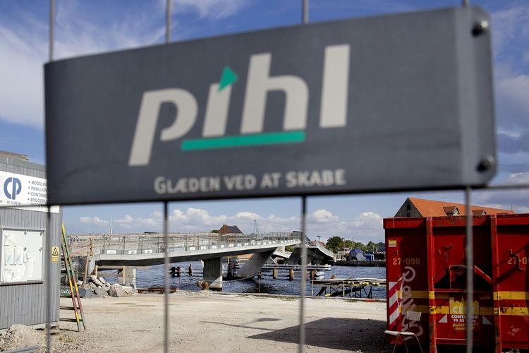 Brobyggeri. Entreprenørfirmaet Pihl og Søn bliver udpeget som de ansvarlige for forsinkelser og fordyrelser af Inderhavnsbroen. 