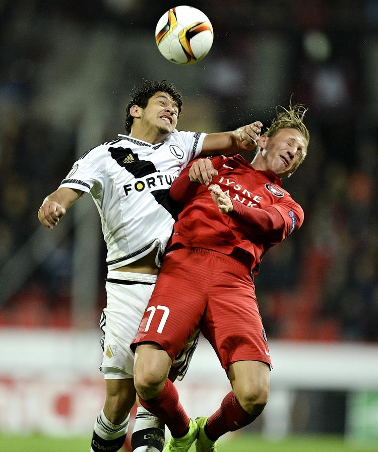 Sammenstød. FCM og  Daniel Royer overlevede mødet med polakkerne og fik de tre point. 