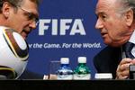 Opløsning. Valcke (tv) og Blatter er begge havnet i vanskeligheder i denne uge. 