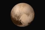 Detaljer. Sådan ser Pluto ud i virkelige farver. Billedet er en mosaik af fire forskellige billeder taget af sonden New Horizon. Billederne blev taget, da sonden var cirka 450.000 kilometer væk fra Pluto, og viser detaljer ned til 2,2 kilometer. 