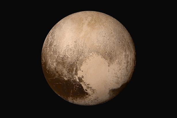 Detaljer. Sådan ser Pluto ud i virkelige farver. Billedet er en mosaik af fire forskellige billeder taget af sonden New Horizon. Billederne blev taget, da sonden var cirka 450.000 kilometer væk fra Pluto, og viser detaljer ned til 2,2 kilometer. 