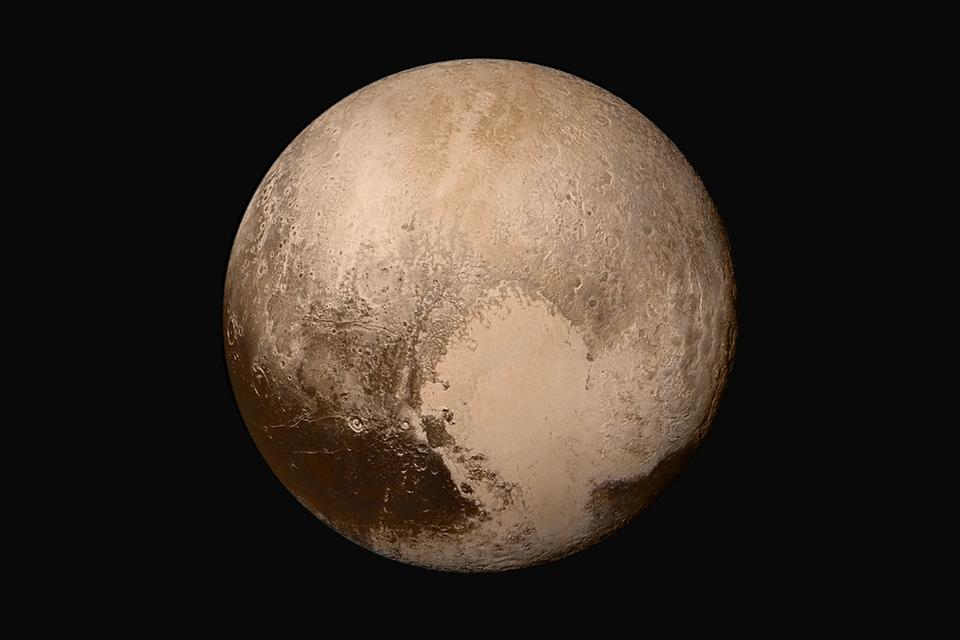 Detaljer. Sådan ser Pluto ud i virkelige farver. Billedet er en mosaik af fire forskellige billeder taget af sonden New Horizon. Billederne blev taget, da sonden var cirka 450.000 kilometer væk fra Pluto, og viser detaljer ned til 2,2 kilometer. 