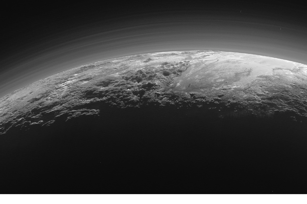 Panorama. 14. juli 2015 vendte New Horizon-sonden sig mod Solen og tog dette billede af Plutos bjerge og is-sletter. Den flade slette til højre for midten af billedet er døbt Sputnik Planum, og til venstre ses en række bjerge, der er op til 3,5 kilometer høje. Billedet er taget fra cirka 18.000 kilometers højde, og dækker et område, der er cirka 1.250 kilometer på tværs. 