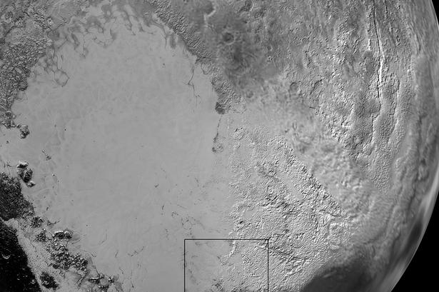Hjertet. Sputnik Planum, som is-sletten er blevet døbt, ligner på afstand et stort hjerte. Den grynede, hvide region til højre på billedet menes at være nitrogen-is, som er svævet fra sletten gennem Plutos atmosfære. 