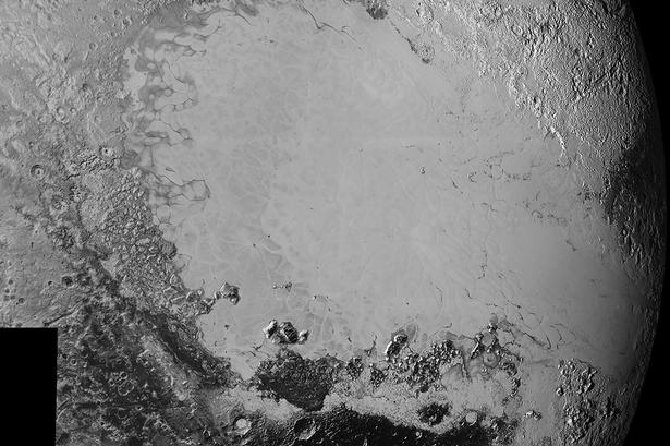 Mosaik. Her ses også et detaljeret billede af is-sletten Sputnik Planum. Billedet er sammensat af flere billeder, som er taget 14. juli 2015. Den høje opløsning gør, at man kan se detaljer helt ned til 800 meter på tværs. I alt er der cirka 1.600 kilometer fra den ene ende af billedet til den anden. Billedet er taget fra cirka 80.000 kilometers højde. 