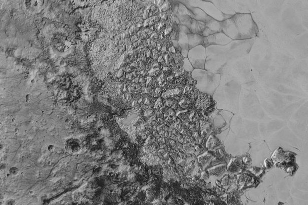 Detaljerigdom. Endnu flere detaljer fra kanten af is-sletten Sputnik Planum. De mindste synlige detaljer har en størrelse på omkring 800 meter, og billedet er taget fra cirka 80.000 kilometers højde. 
