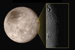Månen. Her ses Charon, den største af Plutos 5 måner. Nedslagskratere kan tydeligt ses, ligesom på vores egen måne. Det detaljerede udklip viser et område på cirka 390 kilometer fra top til bund. Øverst i det lille udklip kan man se et bjerg midt i en kløft, hvilket forskere stadig undrer sig over. Billedet er taget fra cirka 79.000 kilometers afstand. 