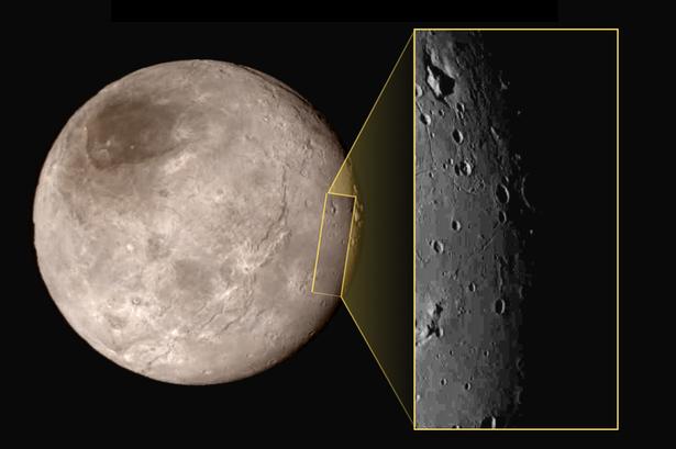 Månen. Her ses Charon, den største af Plutos 5 måner. Nedslagskratere kan tydeligt ses, ligesom på vores egen måne. Det detaljerede udklip viser et område på cirka 390 kilometer fra top til bund. Øverst i det lille udklip kan man se et bjerg midt i en kløft, hvilket forskere stadig undrer sig over. Billedet er taget fra cirka 79.000 kilometers afstand. 