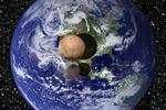 Størrelsesforhold. Her ses en illustration, der giver en fornemmelse af både Plutos og dens største måne Charons størrelser i forhold til Jorden. Pluto har en diameter på 2.370 kilometer, hvilket svarer til 18,5 procent af Jordens diameter. 