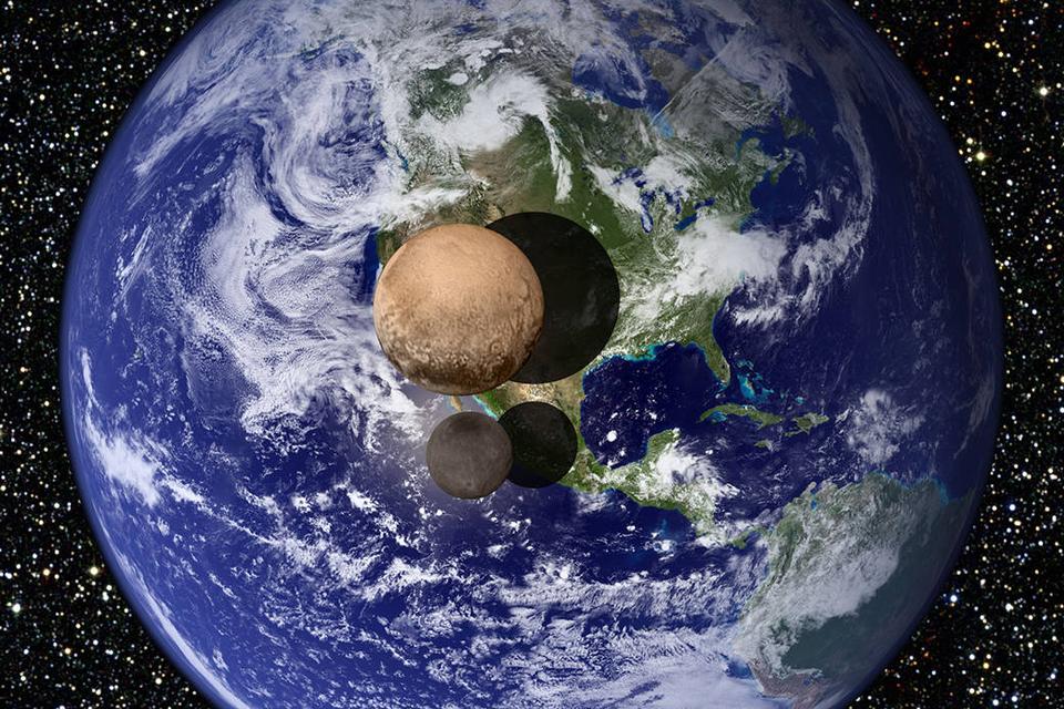Størrelsesforhold. Her ses en illustration, der giver en fornemmelse af både Plutos og dens største måne Charons størrelser i forhold til Jorden. Pluto har en diameter på 2.370 kilometer, hvilket svarer til 18,5 procent af Jordens diameter. 