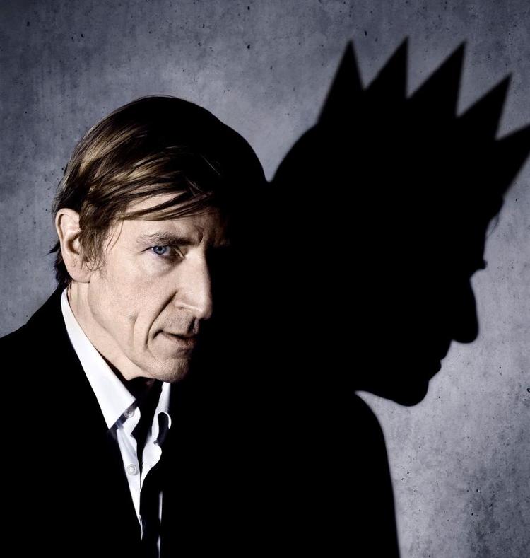 Richard? Grænserne mellem Jens Albinus og Richard III sløres i stykket, hvor Jens Albinus håner og forfører os igennem sin rolle. 