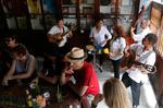 Klimaskifte. Cubanerne er optimistiske efter optøningen af forholdet mellem Cuba og USA, og på forfatteren Ernest Hemingways stambar, Bodeguita del Medio, er stemingen nærmest løssluppen. Foto: Desmond Boylan/AP 