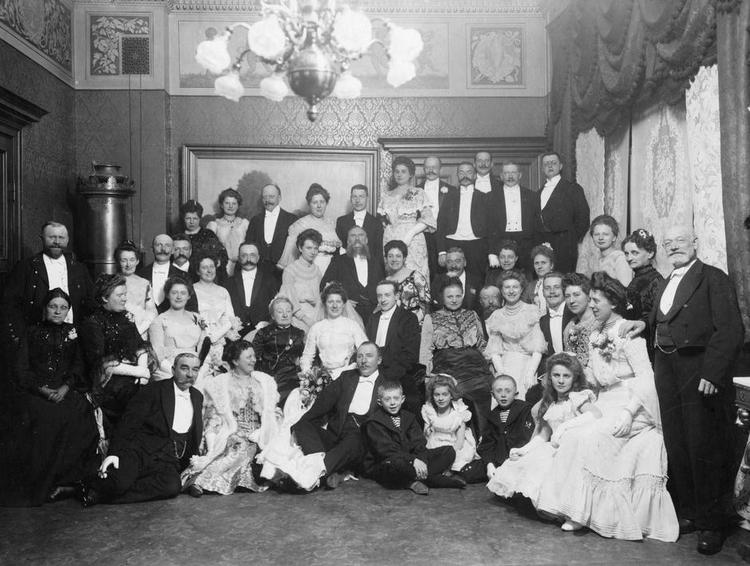 Storfamilie. Der var fuldt hus, da Otto Andersen og Anna Rowsell giftede sig i 1903. 