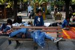 Hviletid. På Victoria-pladsen i Athen søger mange flygtninge og migranter i disse uger hen for at få et tiltrængt hvil i skyggen. De fleste bliver i Athen i kort tid. 