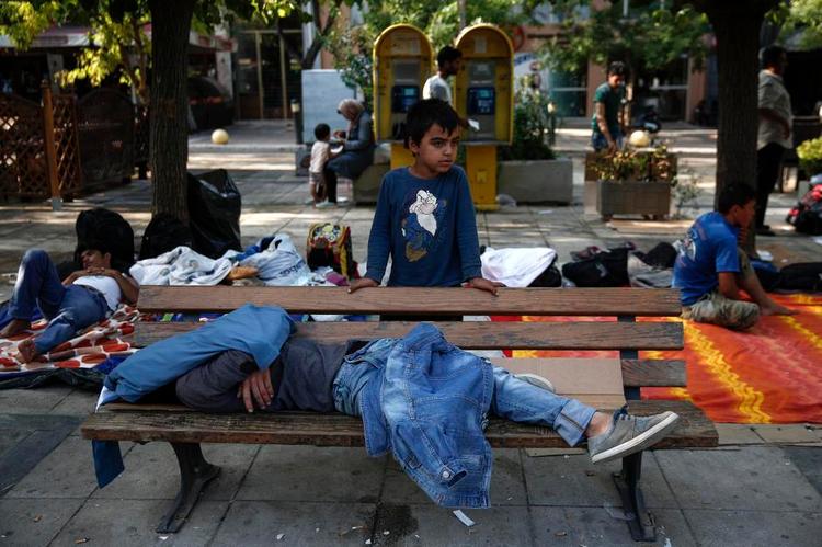 Hviletid. På Victoria-pladsen i Athen søger mange flygtninge og migranter i disse uger hen for at få et tiltrængt hvil i skyggen. De fleste bliver i Athen i kort tid. 