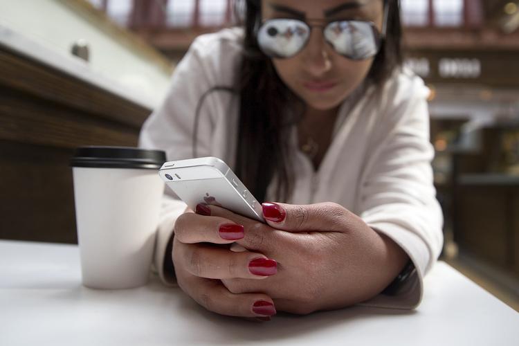 Online. Politiken fulgte 26-årige Koko Osman, der hele vejen på sin flugt fra Syrien til Malmø holdt sig opdateret på sin smartphone. Men passer det med vores billede af flygtningene , spørger Fredagsklubben. 