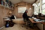 Landkrabbe. Ib Michael ved tasterne i sit sommerhus i Kikhavn. Meget i hans nye roman foregår til vands. 