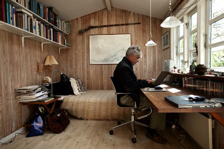 Landkrabbe. Ib Michael ved tasterne i sit sommerhus i Kikhavn. Meget i hans nye roman foregår til vands. 