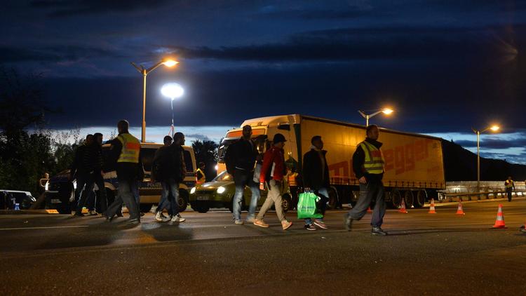 STRØM. Flygtninge krydser grænsen mellem Tyskland og Østrig. 