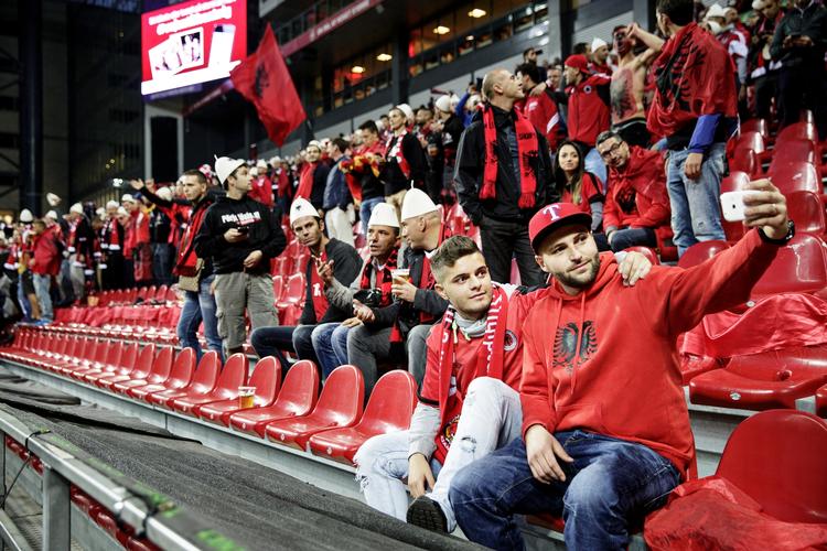 Røgfrit? Pædagog Ib Sørensen og hans to børn blev generet af røg, da de var inde og se landskampen mellem Danmark og Albanien. Radikale og Dansk Folkeparti er enige med ham i, at Parken skal have flere røgfri pladser. 