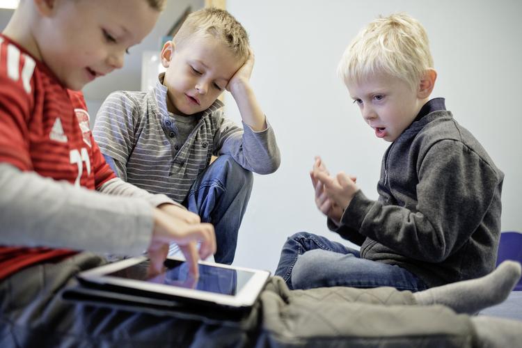 Otte. Så mange timer bruger fire ud af 10 børn i institution dagligt. (arkivfoto). 