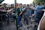 Grænsen. De seneste dage har været præget af voldsomme scener fra grænsen mellem Serbien og Ungarn, hvor politiet har stoppet flygtninge og migranter. 